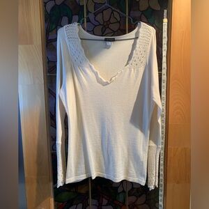 Large women’s VENUS lightweight cream nit sweater.